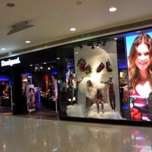ÉCRAN INTERNE LED P2.5, TRÈS LUMINEUX ET ÉTANCHE POUR VITRINE ET INTÉRIEUR 100×100 cm