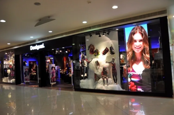 ÉCRAN INTERNE LED P2.5, TRÈS LUMINEUX ET ÉTANCHE POUR VITRINE ET INTÉRIEUR 100×100 cm