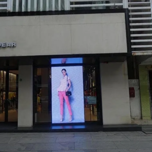 ÉCRAN INTERNE LED P4, HAUTE LUMINOSITÉ VISIBLE EN PLEIN SOLEIL POUR VITRINE ET EXTÉRIEUR 100×100 cm