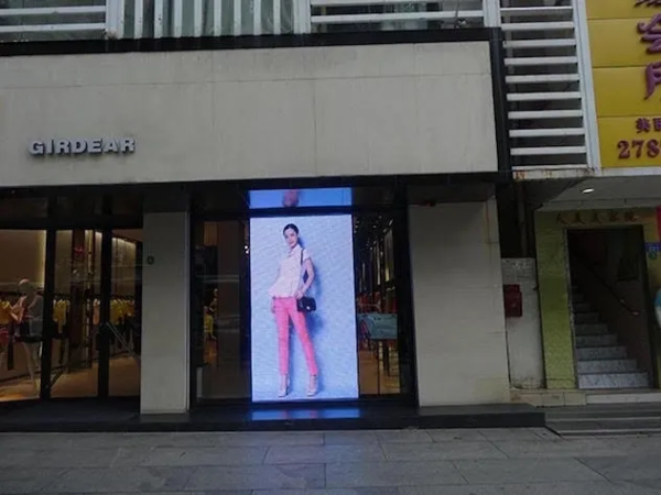 ÉCRAN INTERNE LED P4, HAUTE LUMINOSITÉ VISIBLE EN PLEIN SOLEIL POUR VITRINE ET EXTÉRIEUR 100×100 cm