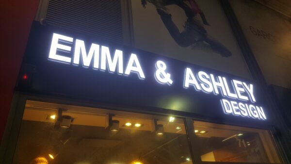 ENSEIGNE LUMINEUSE LED LETTRES BOITIERS 3D "EMMA & ASHLEY" EXTÉRIEURE 40CM