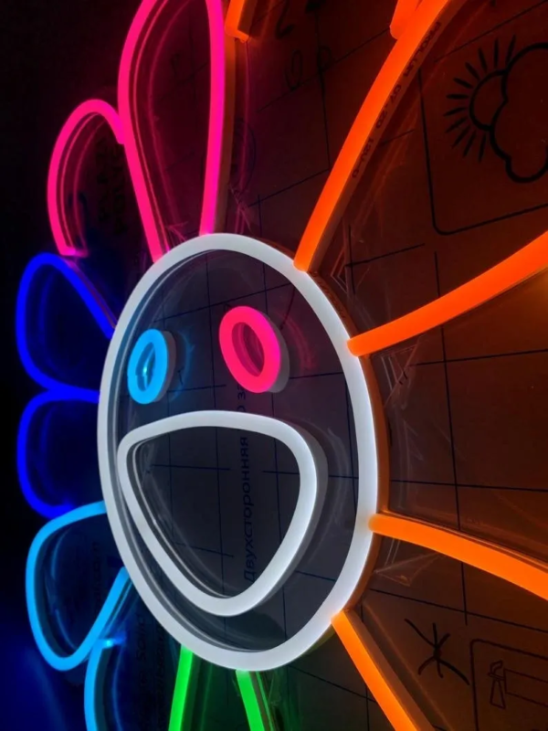 ENSEIGNE LUMINEUSE "FLEUR PAR TAKASHI MURAKAMI" NÉON FLEX PERSONNALISÉE, CHOIX DE TAILLE ET COULEUR, de 38 à 75 cm – Image 3