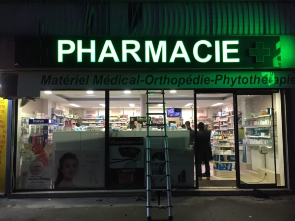 ENSEIGNE LED LETTRES BOITIERS 3D "PHARMACIE" EXTERIEUR 40CM