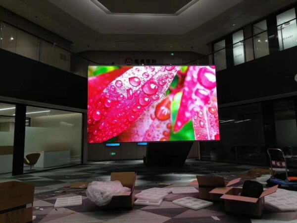 ÉCRAN LED P1.53 INTÉRIEUR, PROGRAMMABLE, HAUTE LUMINOSITÉ VISIBLE EN PLEIN SOLEIL 100×100 CM