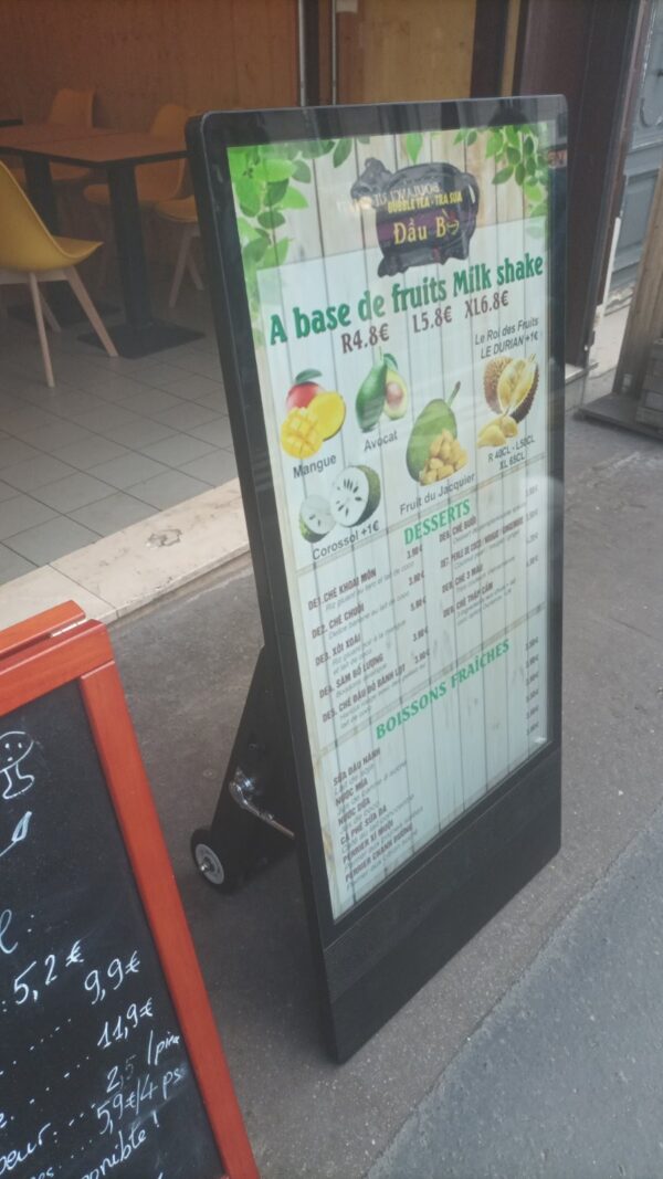 Ecran Publicitaire LCD 4K portable extérieur de 43 pouces avec batterie rechargeable – Image 4